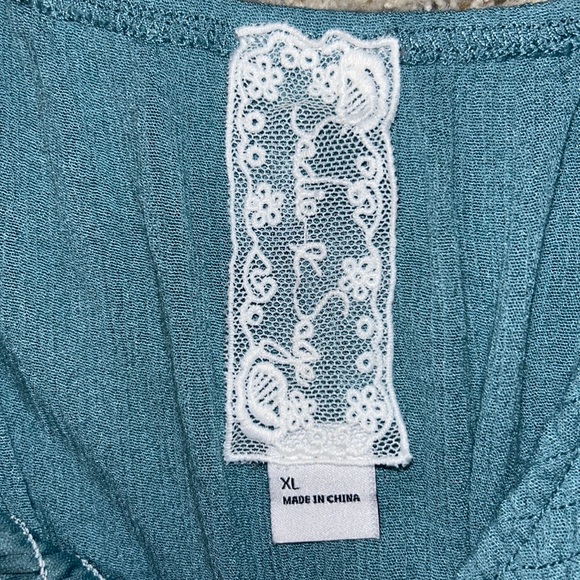 Cute teal top size XL (fits L too) - Picture 4 of 4